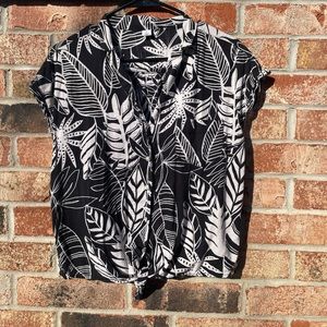 Old Navy button up floral shirt black and white